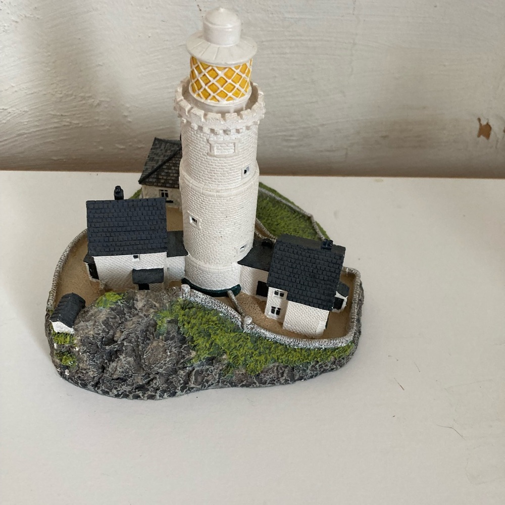 Danbury Mint White Lighthouse with Yellow Lantern and Dark Gray Roofs - Picture 1 of 4